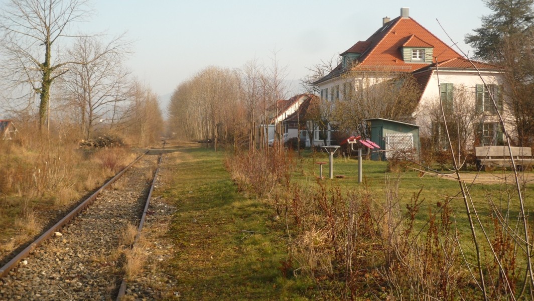 Wie man im Hintergrund sehen kann wird die Bahnstrecke nun auch als